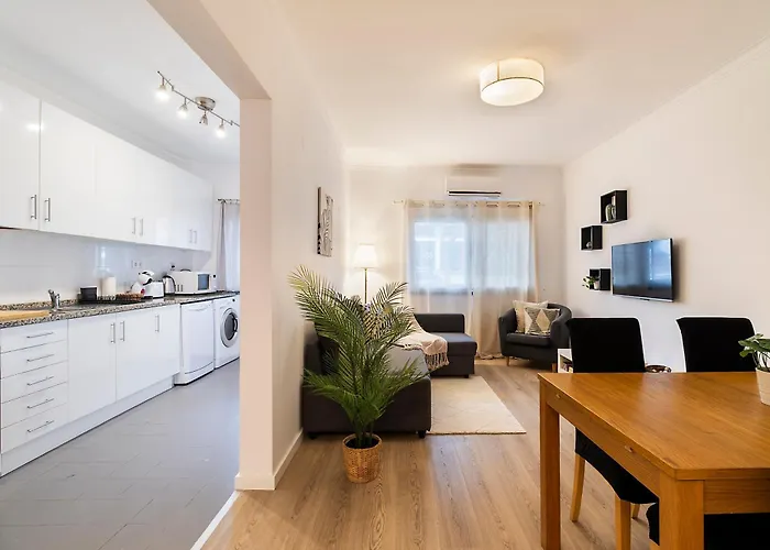 Charming And - 350m From The Apartman